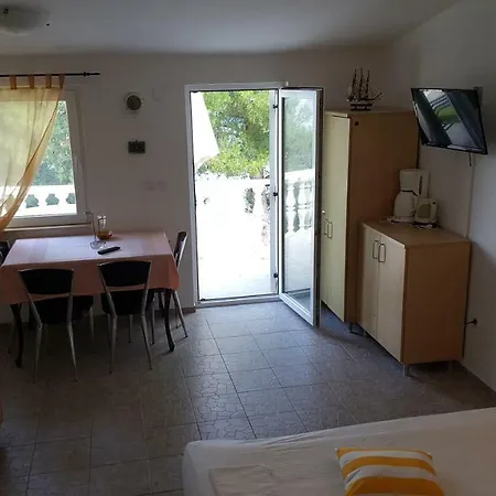 Viktor Apartment